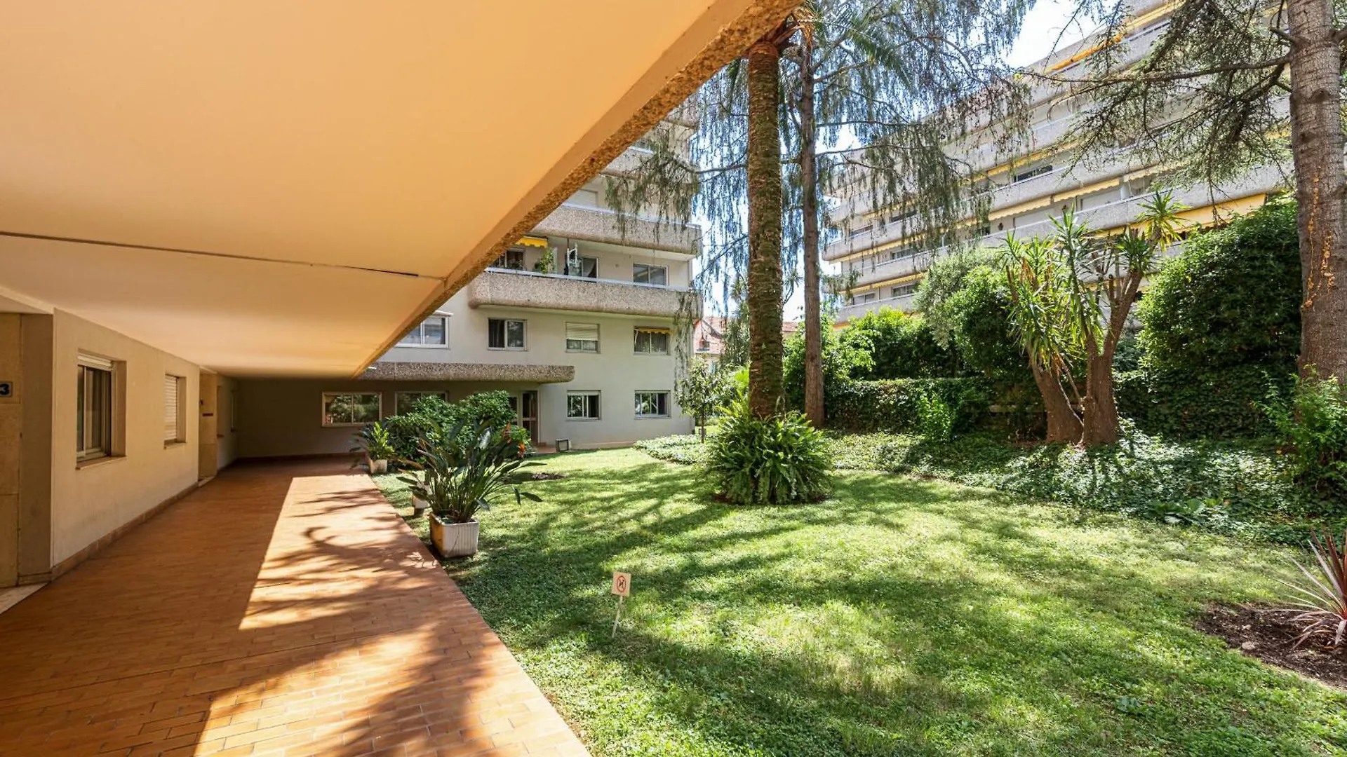 1 Bdr Large Terrace Apartment Nice